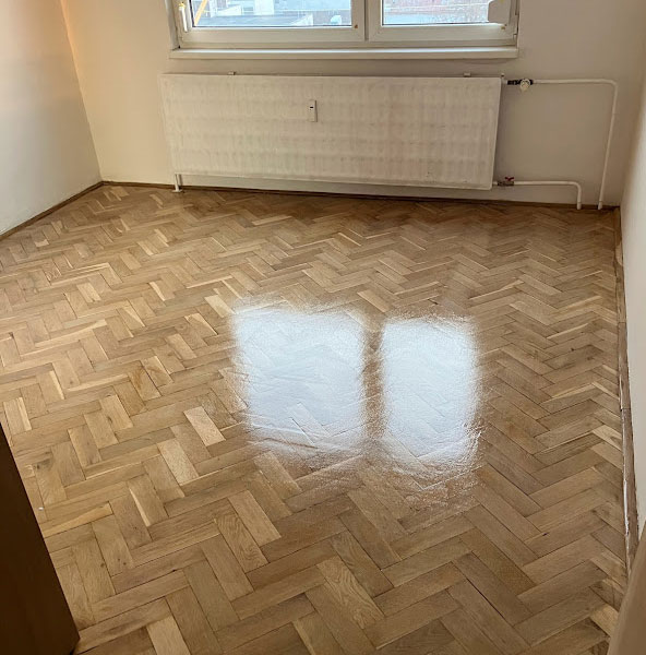 Parkety po brúsení a lakovaní – finálny výsledok renovácie