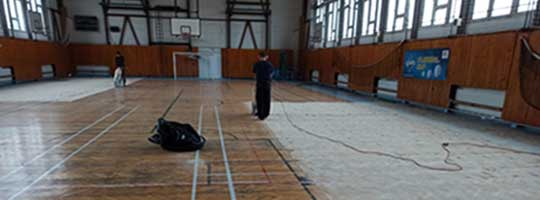 Brúsenie a lakovanie parkiet v školskej telocvični