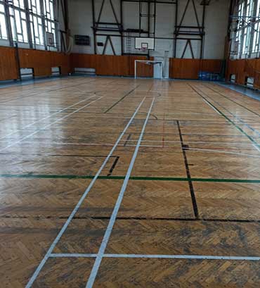 Brúsenie športových parkiet v školskej telocvični v Leviciach